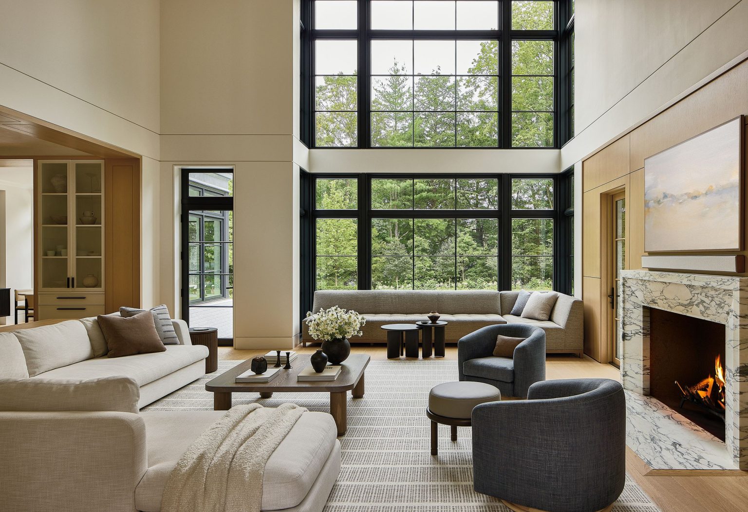 « Rien ne devait être trop précieux » – Découvrez comment cette maison enfreint toutes les règles du minimalisme pour se sentir chaleureuse, tout en restant raffinée A large living room with double-height ceilings and neutral-toned furniture.
