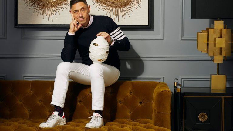 ‘Lâcher. Sparkle More’ – Les règles simples de Jonathan Adler pour une fête du Nouvel An parfaitement décorée Jonathan Adler sat on the back of a sofa holding a vase
