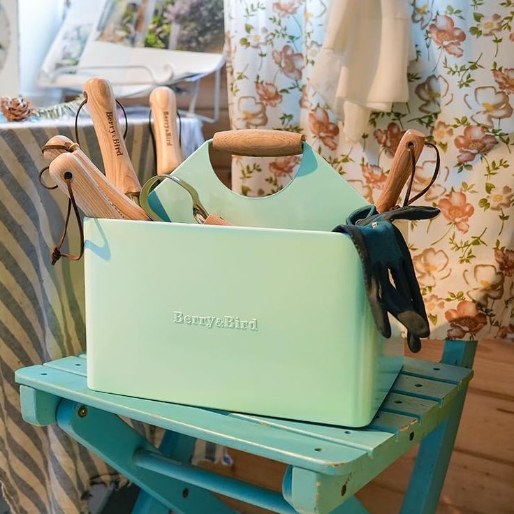 Organisateur d'outils de jardin Berry&bird, caddie de jardin en métal avec 4 compartiments et poignée en bois, boîte à outils de jardinage pour intérieur et extérieur Cadeau de jardinier extérieur et pratique pour les amateurs de jardinage