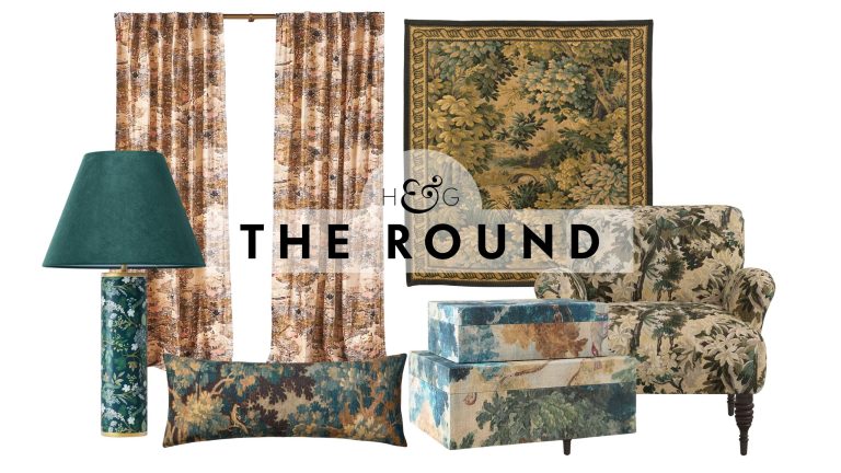Ce modèle vieux de plusieurs siècles est la prochaine grande tendance du design pour 2026 – voici 24 pièces qui le prouvent Tapestry-patterned decor pictured on a white background, including a green table lamp, lumbar pillow, set of curtain panels, wall tapestry, decorative boxes, and an upholstered armchair