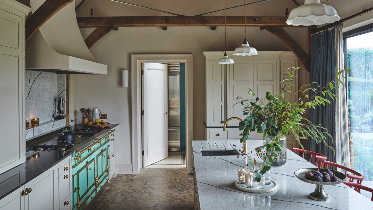 Les 5 endroits cachés qui donnent secrètement l’impression que les maisons sont viciées (même lorsqu’elles sont propres) a rustic kitchen in a neutral color scheme