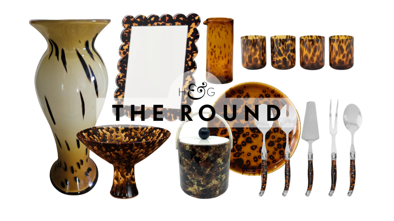 L’écaille de tortue est la tendance rétro luxueuse qui fait un grand retour en 2026 – 24 pièces pour décorer votre chemin vers un intérieur plus riche Tortoiseshell decor, including a vintage vase, pedestal bowl, tabletop mirror, antique ice bucket, handblown water pitcher, tumbler set, dinner plate, and flatware, pictured against a white background
