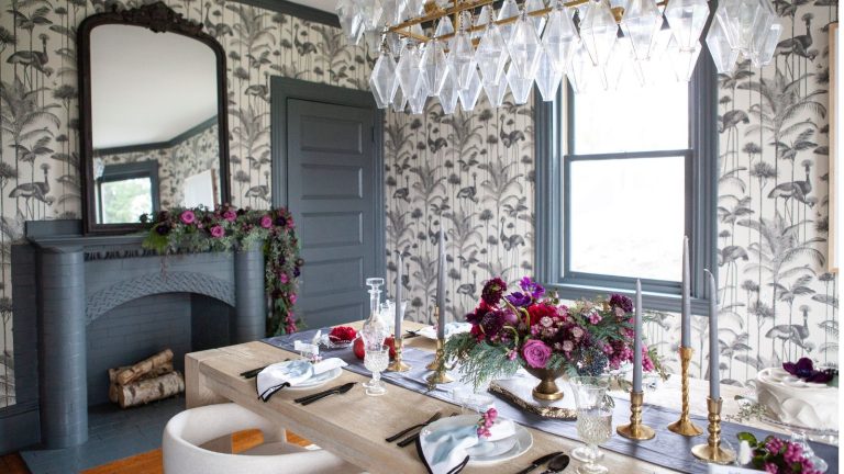 5 choses que les professionnels préviennent que vous ne devriez jamais conserver dans des contenants en plastique à la maison – et les échanges sûrs à effectuer aujourd’hui Dining room with intricate wallpaper, mantel place and glass ceiling light feature, as well as painted wooden doors, window frames, mantel surround in chalky mid-blue hue