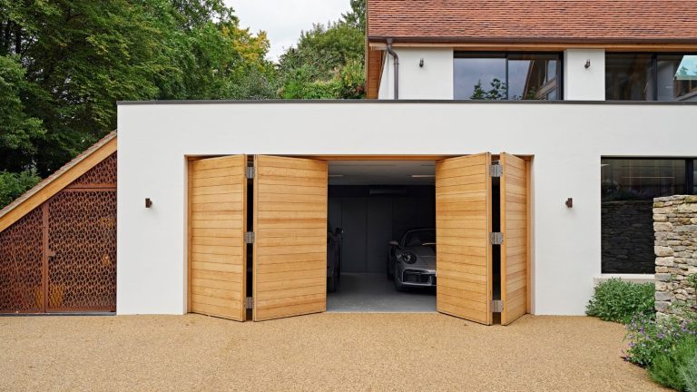 Rétablissez impitoyablement l’ordre dans votre garage en désordre avec une astuce rapide qui élimine facilement le désordre hivernal Urban Front craft beautiful bifold garage doors using natural hardwood - for a luxury but practical contemporary style statement. Parma design, double bi-fold. European oak w 5400mm x h 2400 on a white garage