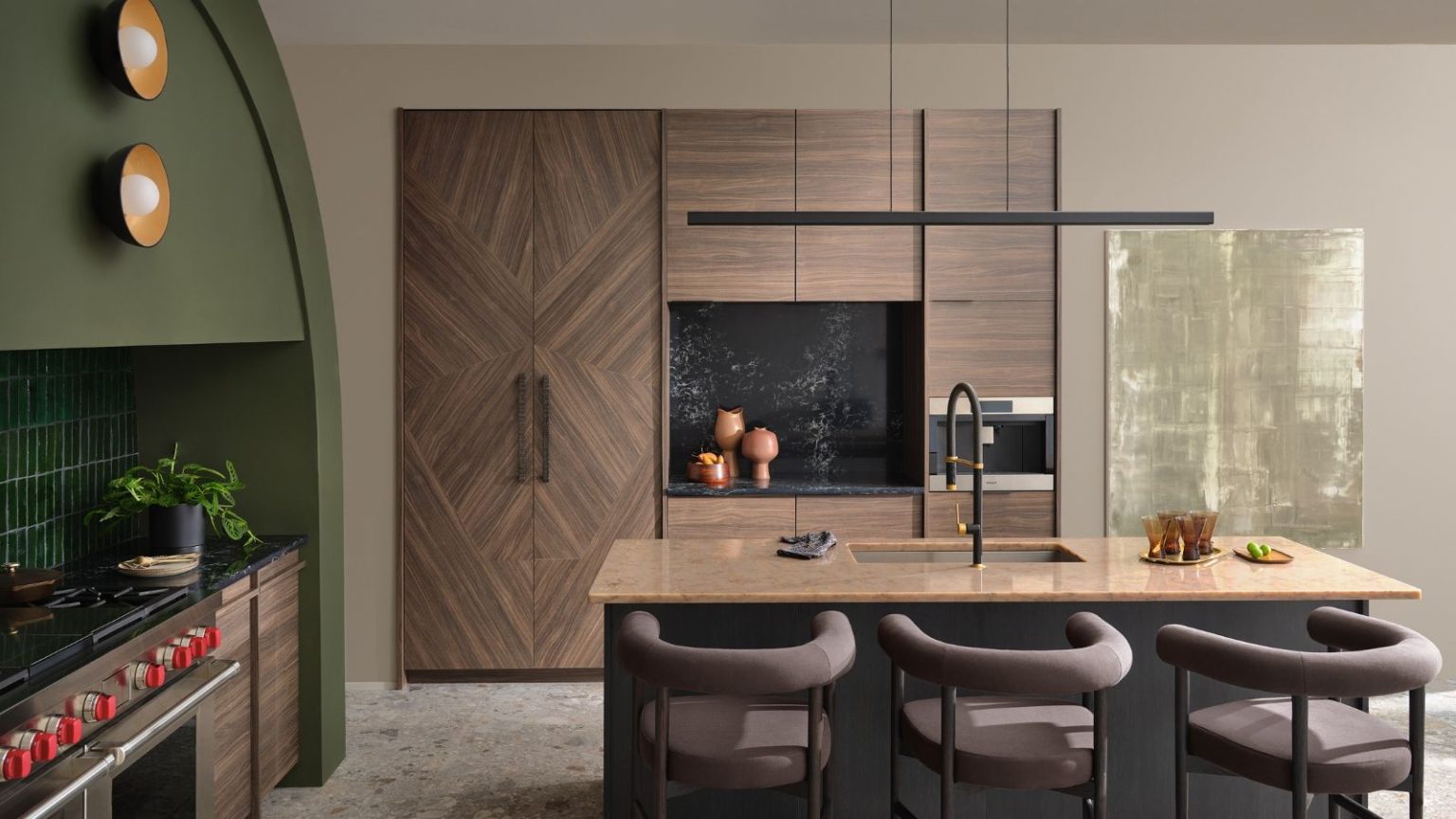 Enfin, une technologie de maison intelligente que vous n’avez pas besoin de cacher : le marbre, le métal et les finitions haut de gamme redéfinissent la maison moderne Modern kitchen dining area with wooden cabinets, a kitchen island, a green archway above a gas cooker, and three bar stools.