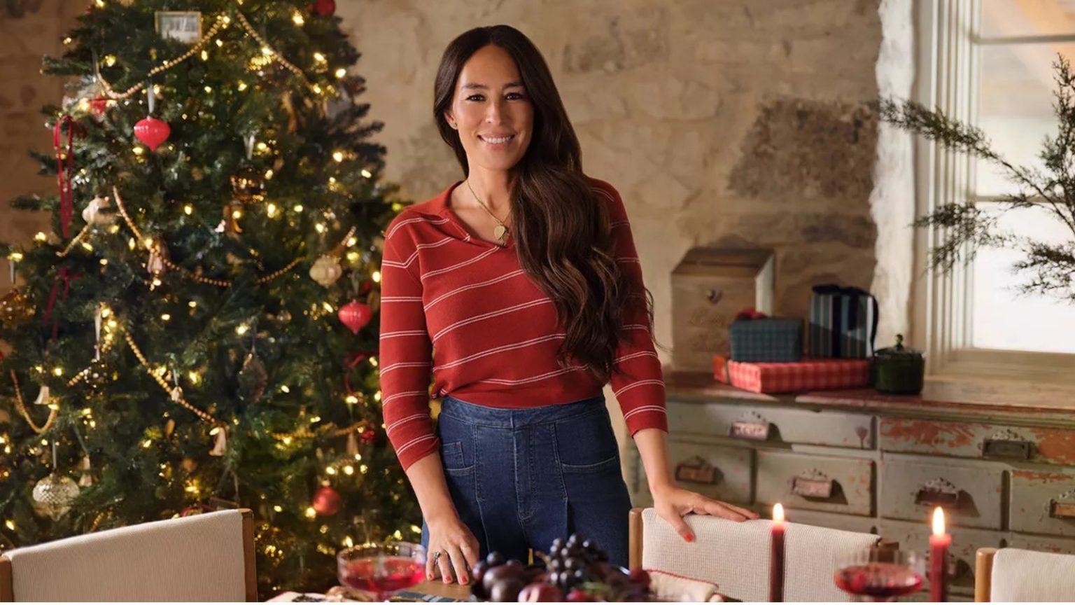 La cheminée de Noël de Joanna Gaines est une pure magie des fêtes – et vous pouvez recréer le look en quelques minutes Joanna Gaines in dining room with a christmas tree and antique drawers in background