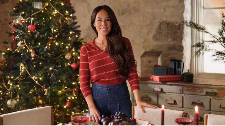 La cheminée de Noël de Joanna Gaines est une pure magie des fêtes – et vous pouvez recréer le look en quelques minutes Joanna Gaines in dining room with a christmas tree and antique drawers in background