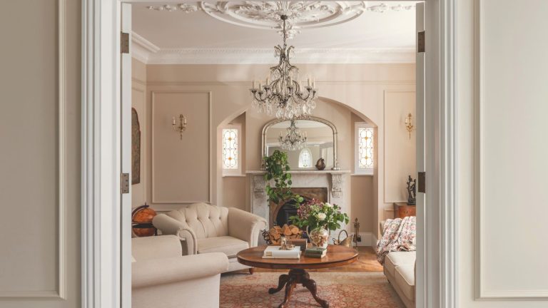 Cette règle de bricolage de 2 minutes permet de garder l’entretien de la maison sous contrôle – plus 3 tâches faciles à effectuer aujourd’hui A traditional cream living room, with cream upholstered arm chairs around a round wooden coffee table. A crystal chandelier hangs rom a ceiling rose