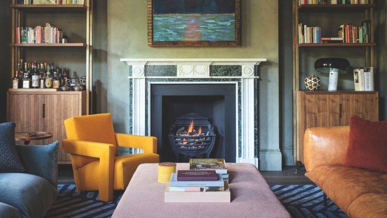 « C’est la juxtaposition qui semble passionnante » – À l’intérieur d’une maison londonienne des années 1800 dont l’histoire artistique a façonné sa rénovation inspirée des années 1920 Sitting room