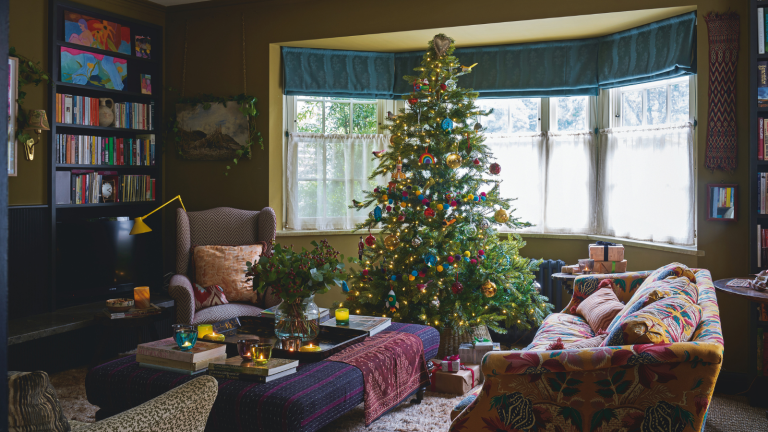 Vous pensiez ne jamais essayer les lumières de Noël colorées ? Cette tendance nostalgique des fêtes revient pour 2026 – et ALDI les propose pour moins de 15 $ colorful and patterned living room with green walls, a bay window and a Christmas tree