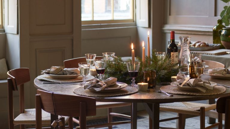 L’édition très britannique : une maison britannique, des vacances américaines et une table dressée avec cœur – Pourquoi Thanksgiving est devenu notre tradition la plus significative Table set for Christmas or Thanksgiving with candles and greenery