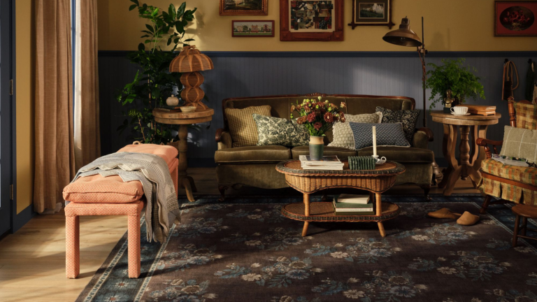 Nostalgique, intemporelle et pleine de caractère – la nouvelle collection « Kindred Cottage » de Ruggable donne à chaque pièce l’impression d’être une retraite confortable dans le nord de l’État. a cozy living room with a large floral area rug, and vintage inspired furnishings and decor