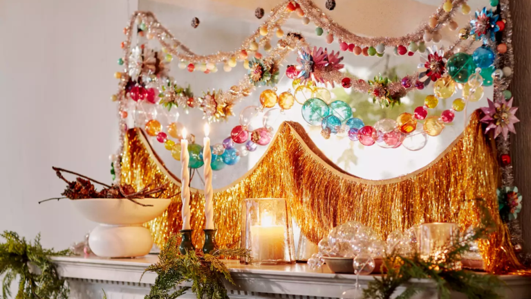 Je n’aurais jamais pensé voir cette tendance de Noël ringarde faire son retour, mais des décennies plus tard, nous aimons tous le charme chatoyant des guirlandes – Voici comment les designers disent de l’utiliser en 2025. a Christmas mantel decorated with tinsel stands and beaded garlands