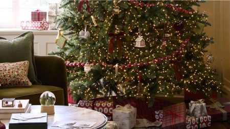 L'arbre de Noël « Glimmery Gold Goodness » de Joanna Gaines équilibre parfaitement le luxe et le kitsch – et le look scintillant ne pourrait pas être plus facile à recréer