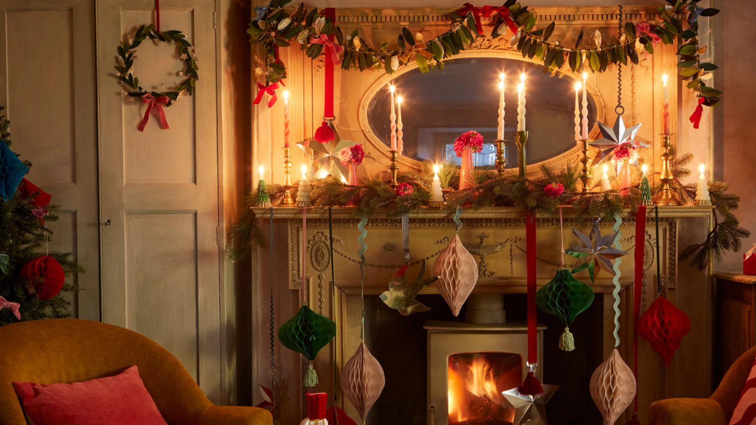 Rien ne se rapproche du charme nostalgique de la décoration de Noël en papier – Voici pourquoi vous devez introduire ce matériau ordinaire dans votre maison pour les vacances a holiday mantel decorated with various types of garland and paper Christmas decor
