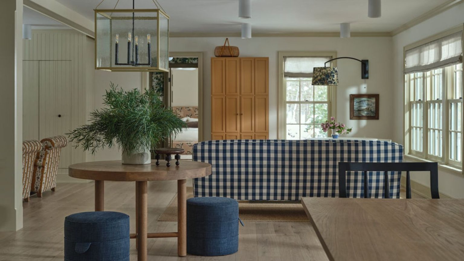 Comment le dossier d’un canapé est devenu un élément déterminant dans cette pièce ouverte et a créé un espace de restauration confortable An open plan living and dining area with a blue and white checkered sofa