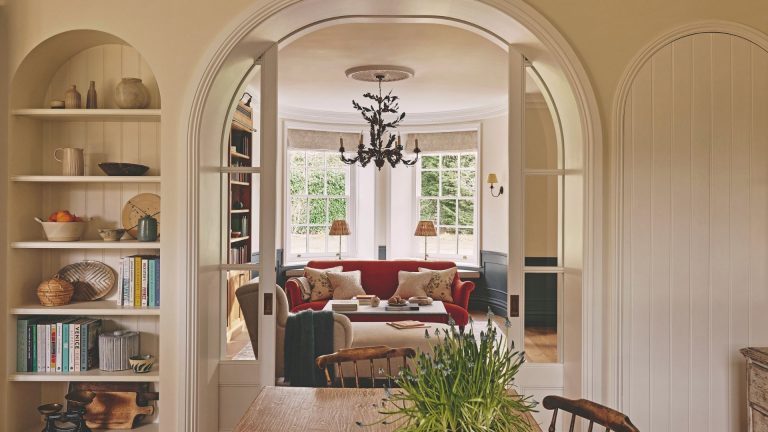 De la grange de fête à la salle de jeux, cette vieille maison de l’Oxfordshire a été entièrement rénovée pour une vie familiale moderne Sitting room