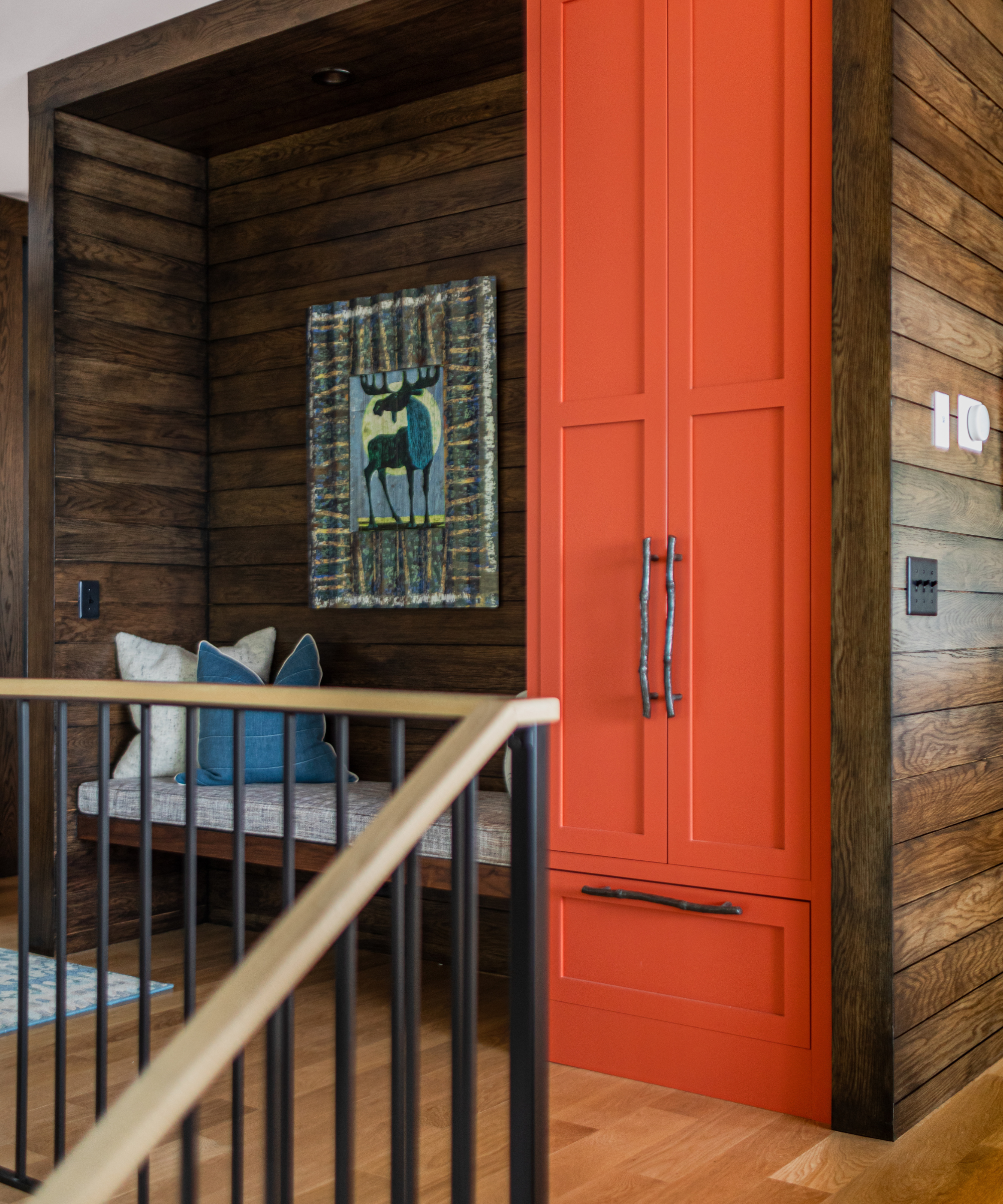 un coin salon avec un meuble orange vif