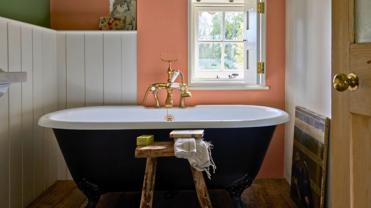 Cet organisateur Joseph Joseph à 17 $ range le petit encombrement du comptoir de salle de bain – Rapide Small bathroom with freestanding tub and wall panelling
