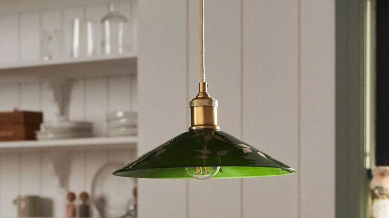 Le pendentif Anthropologie à 60 $ qui donne à n’importe quel coin confortable un look de créateur – c’est exactement ce qui manque à votre coin Le pendentif Anthropologie à 60 $ qui donne à n'importe quel coin confortable un look de créateur – c'est exactement ce qui manque à votre coin