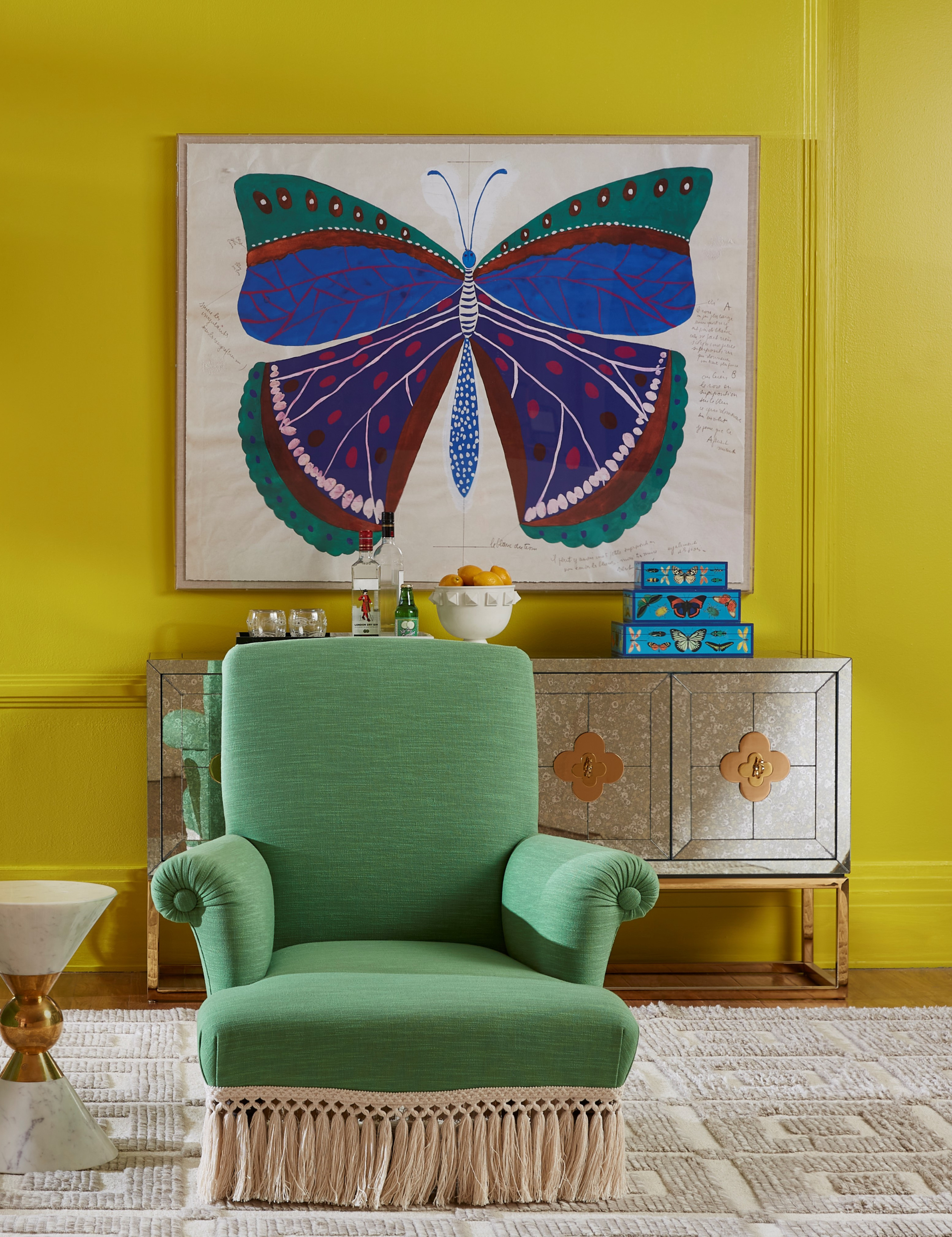 Coin salon Chartreuse avec décoration murale en forme de papillon et chaise d'appoint à franges vertes