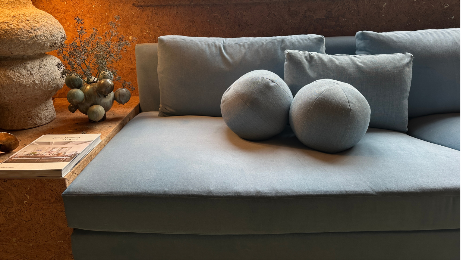 Bye-Bye Boring Throw Pillows – Découvrez la tendance « Ball Pillow » ajoutant un style sculptural aux canapés