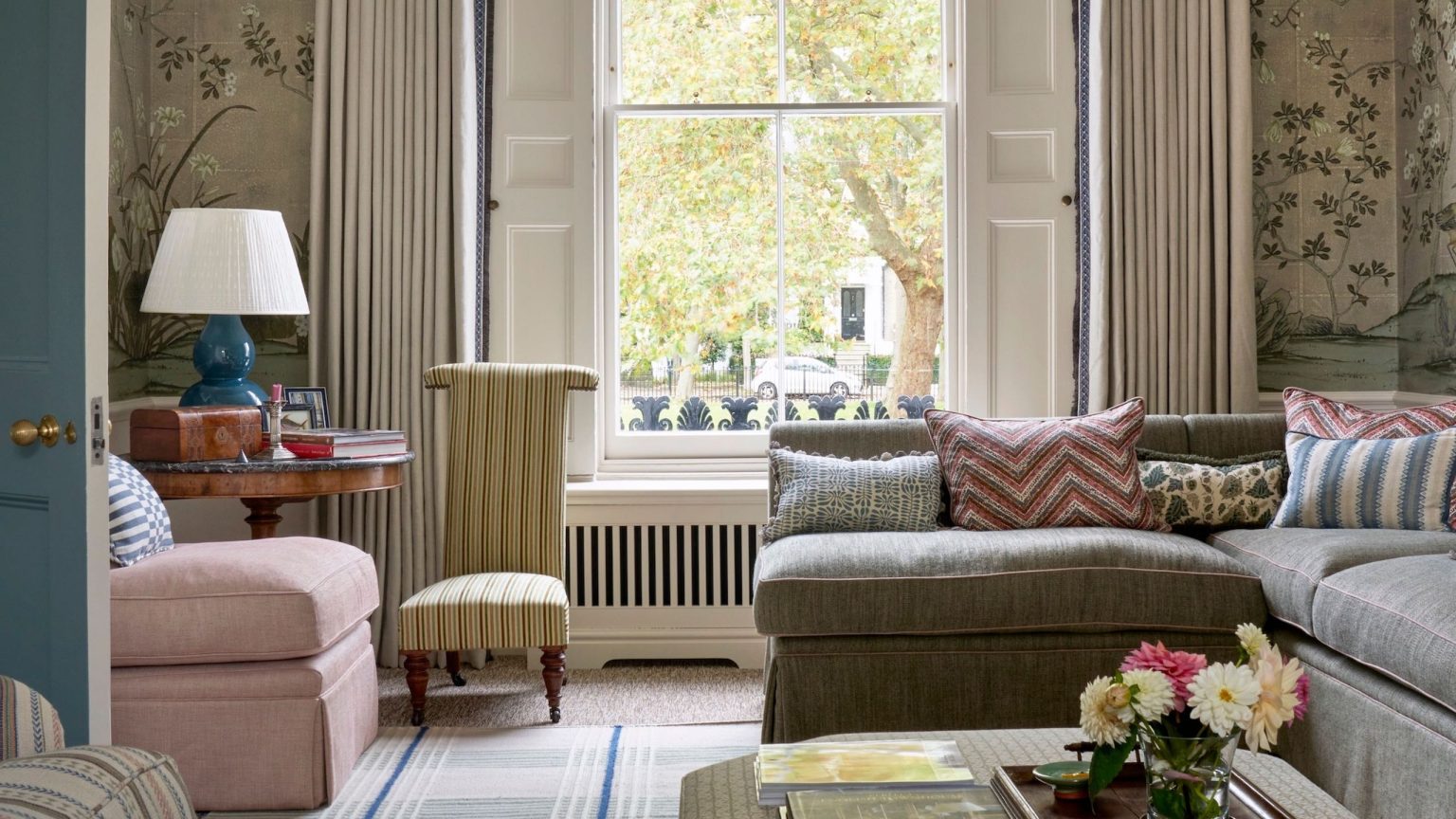 « Chaque pièce raconte une partie de l’histoire de la famille, elle est remplie de décennies de souvenirs » – Découvrez comment Sims Hilditch a transformé cette vieille villa londonienne d’héritage familial en maison familiale Sitting room