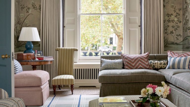 « Chaque pièce raconte une partie de l’histoire de la famille, elle est remplie de décennies de souvenirs » – Découvrez comment Sims Hilditch a transformé cette vieille villa londonienne d’héritage familial en maison familiale Sitting room