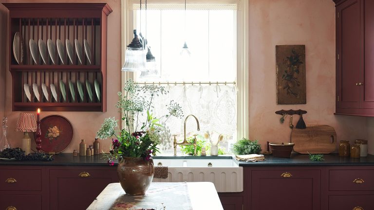 L’édition très britannique : les teintes patrimoniales, l’intemporalité à l’épreuve des tendances et le sens de l’histoire sont les véritables marqueurs d’une cuisine anglaise deVOL kitchen in a traditional English style with red cabinetry, pink walls and wood island with vase and flowers