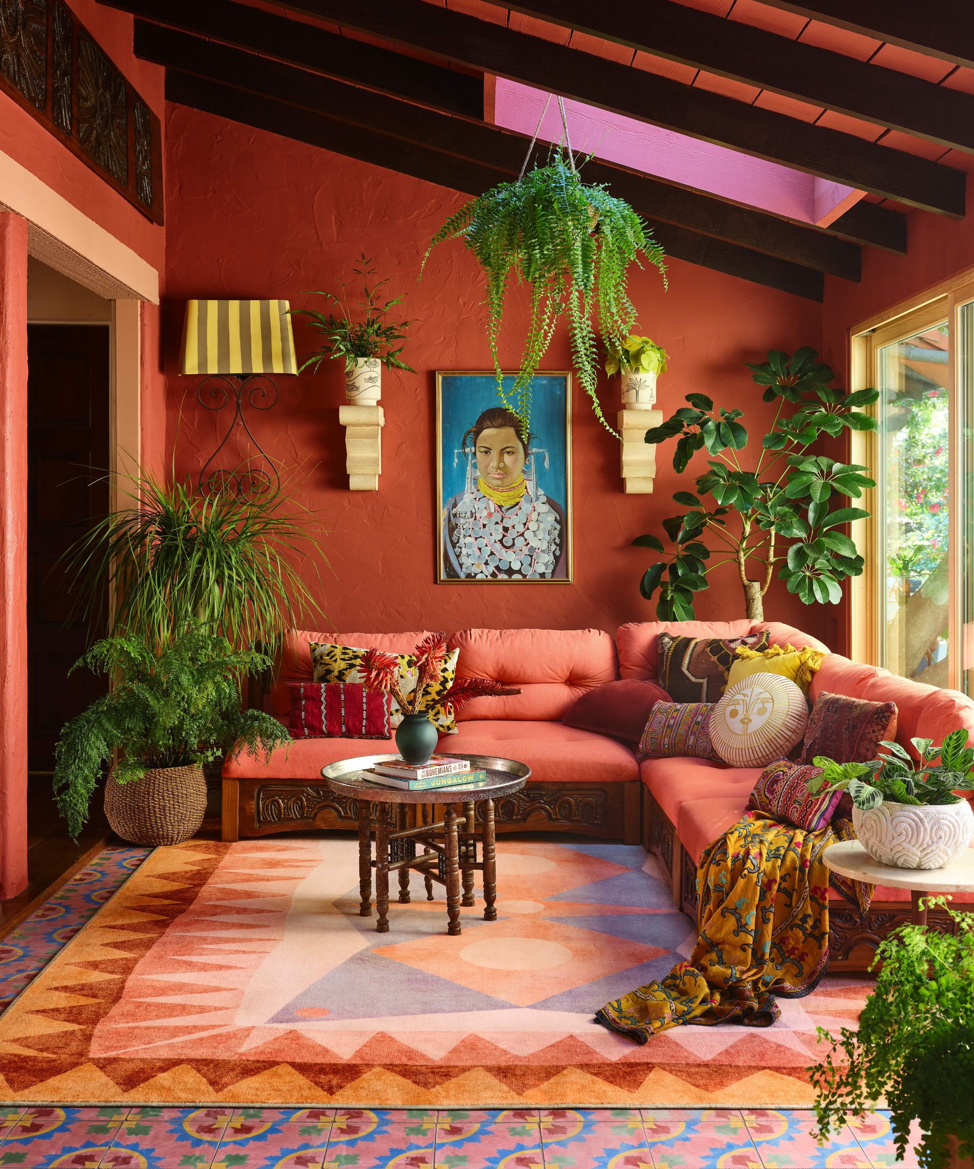 Salon rouge avec canapés d'angle rouges et plantes d'intérieur