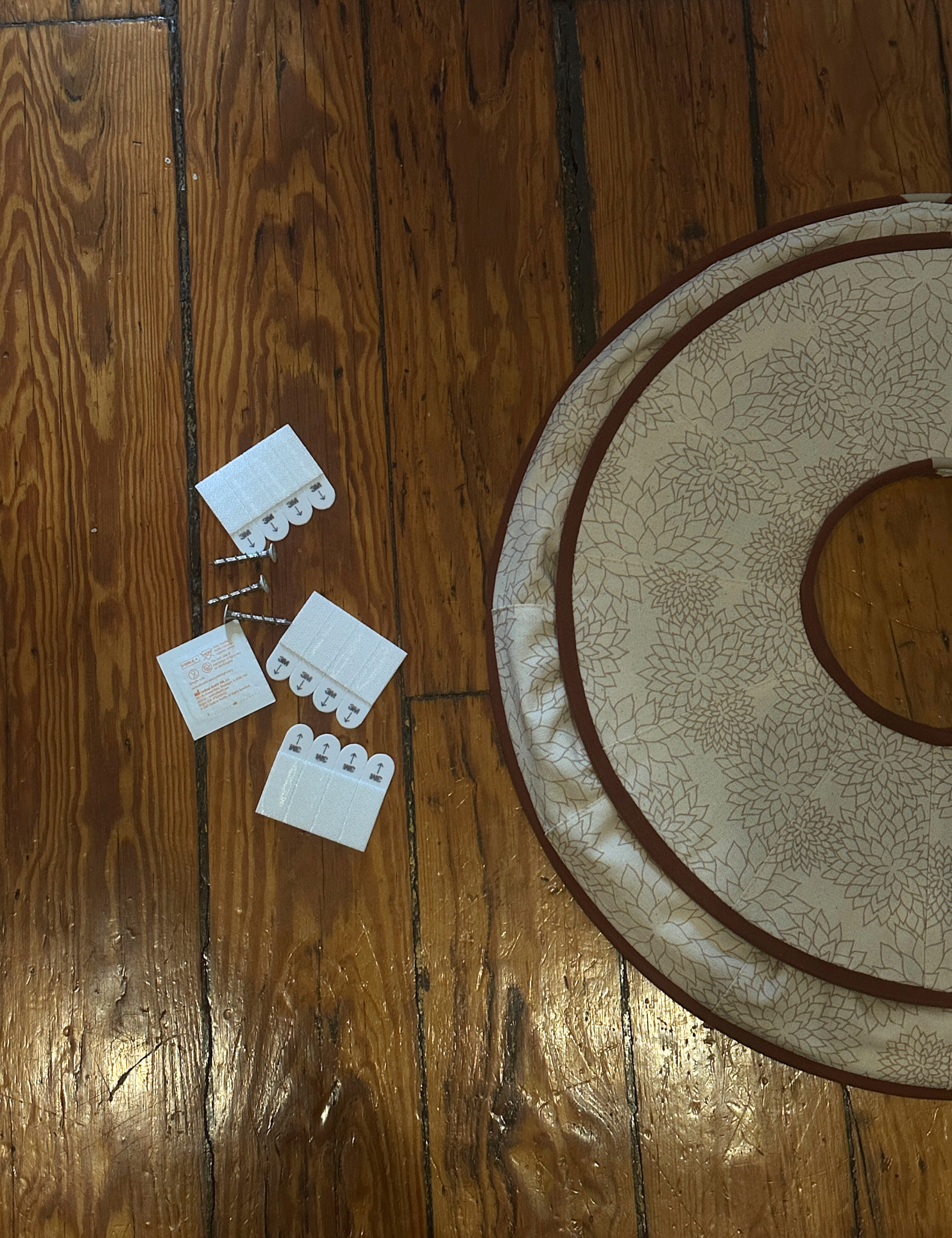 Processus d'installation du store tulipe, comprenant le store en tissu ainsi que des vis, des lingettes imbibées d'alcool et des bandes 3M