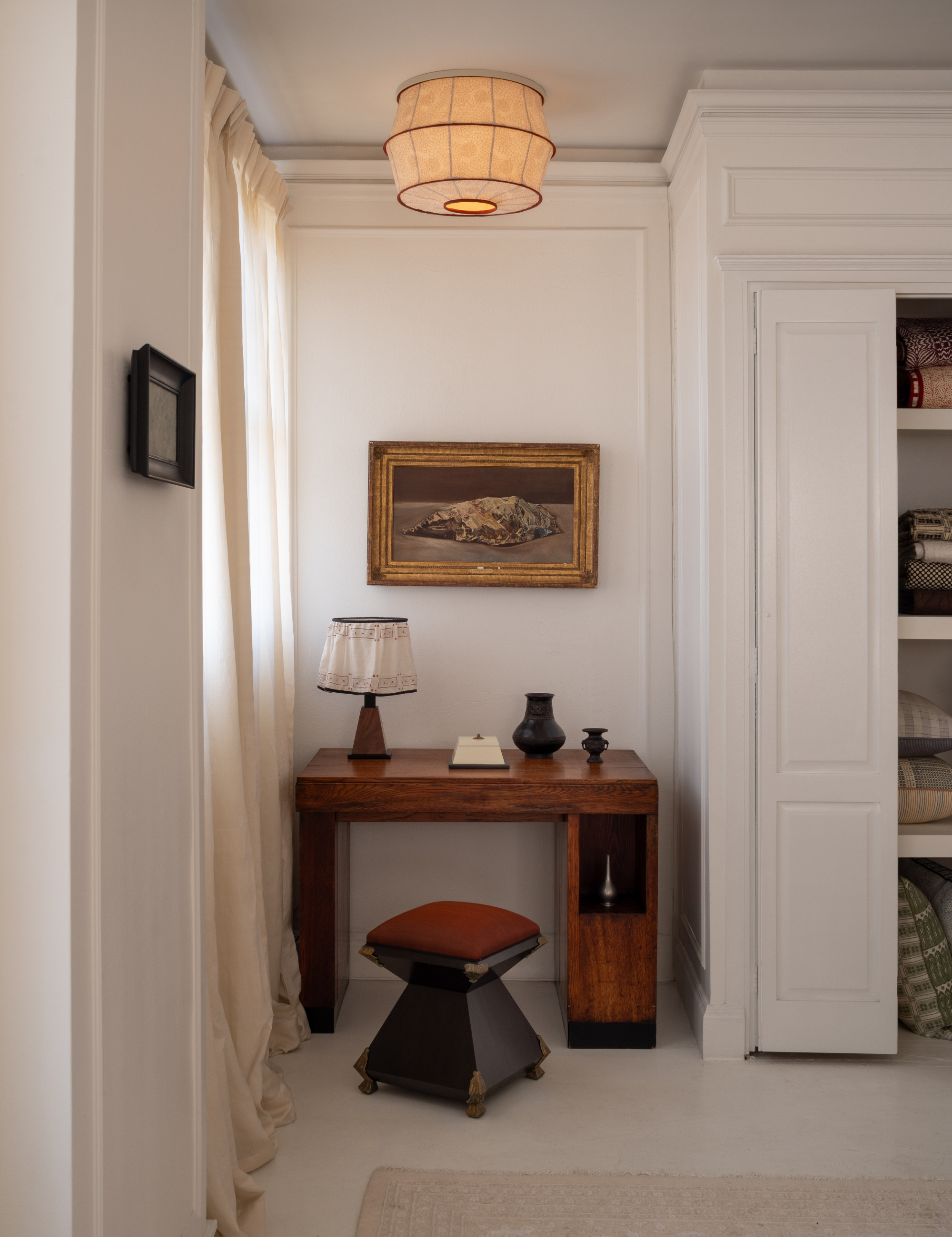 Gem Tubéreuse de la collaboration Tulip de Studio Ford, décorée au-dessus du coin bureau d'une chambre avec moquette beige