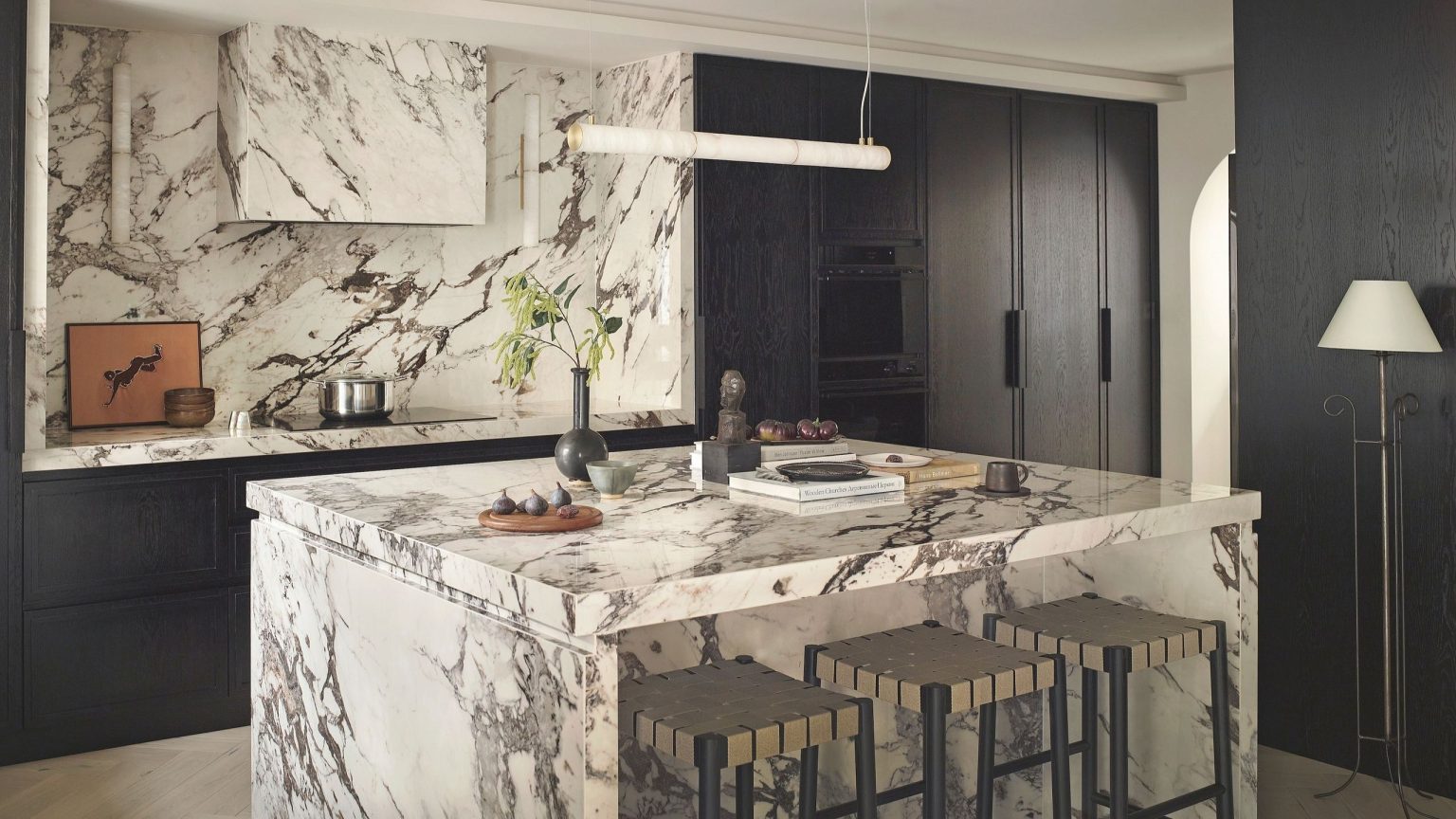 « Nous avons littéralement reconstruit toute la maison de l’intérieur » : explorez une petite écurie sombre de Londres qui a été relookée de manière contemporaine et chic Marble kitchen