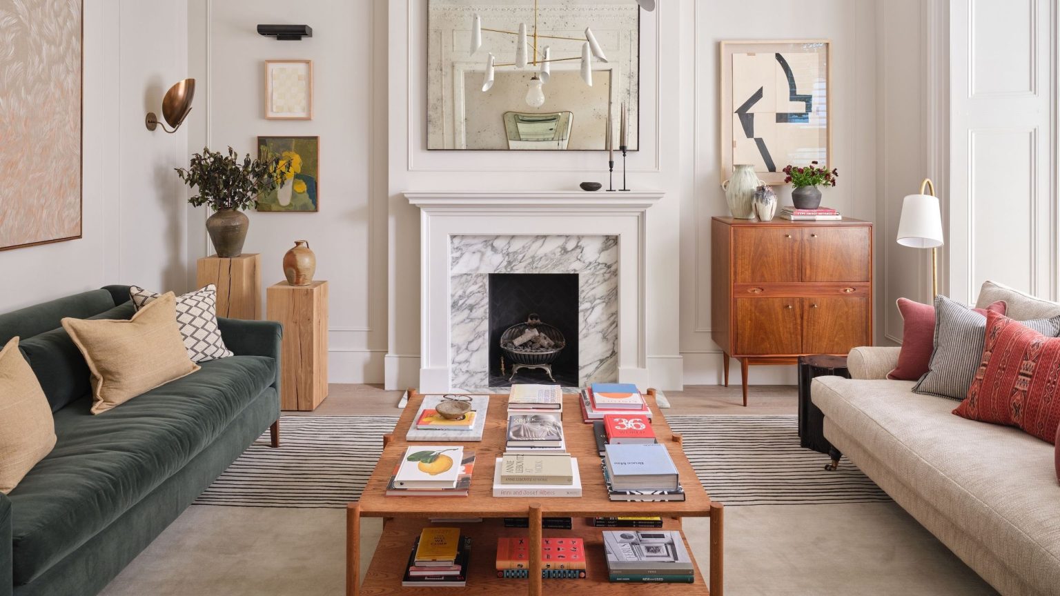 « Nous avons fait des choix qui n’étaient pas nécessairement à la mode ou du moment, mais qui pourraient durer et grandir avec nous » – Découvrez comment les décors neutres et les touches de couleurs ludiques rendent cette élégante maison londonienne à la fois intemporelle et tendance. Sitting room