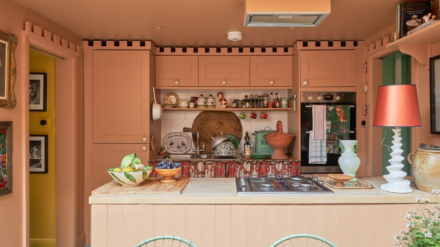 Les designers disent que nous devrions tous donner une seconde chance à cette couleur nostalgique – mais comment devriez-vous utiliser cette teinte rétro en 2026 ? orange peachy pink kitchen by farrow and ball
