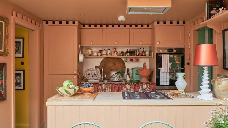 Les designers disent que nous devrions tous donner une seconde chance à cette couleur nostalgique – mais comment devriez-vous utiliser cette teinte rétro en 2026 ? orange peachy pink kitchen by farrow and ball