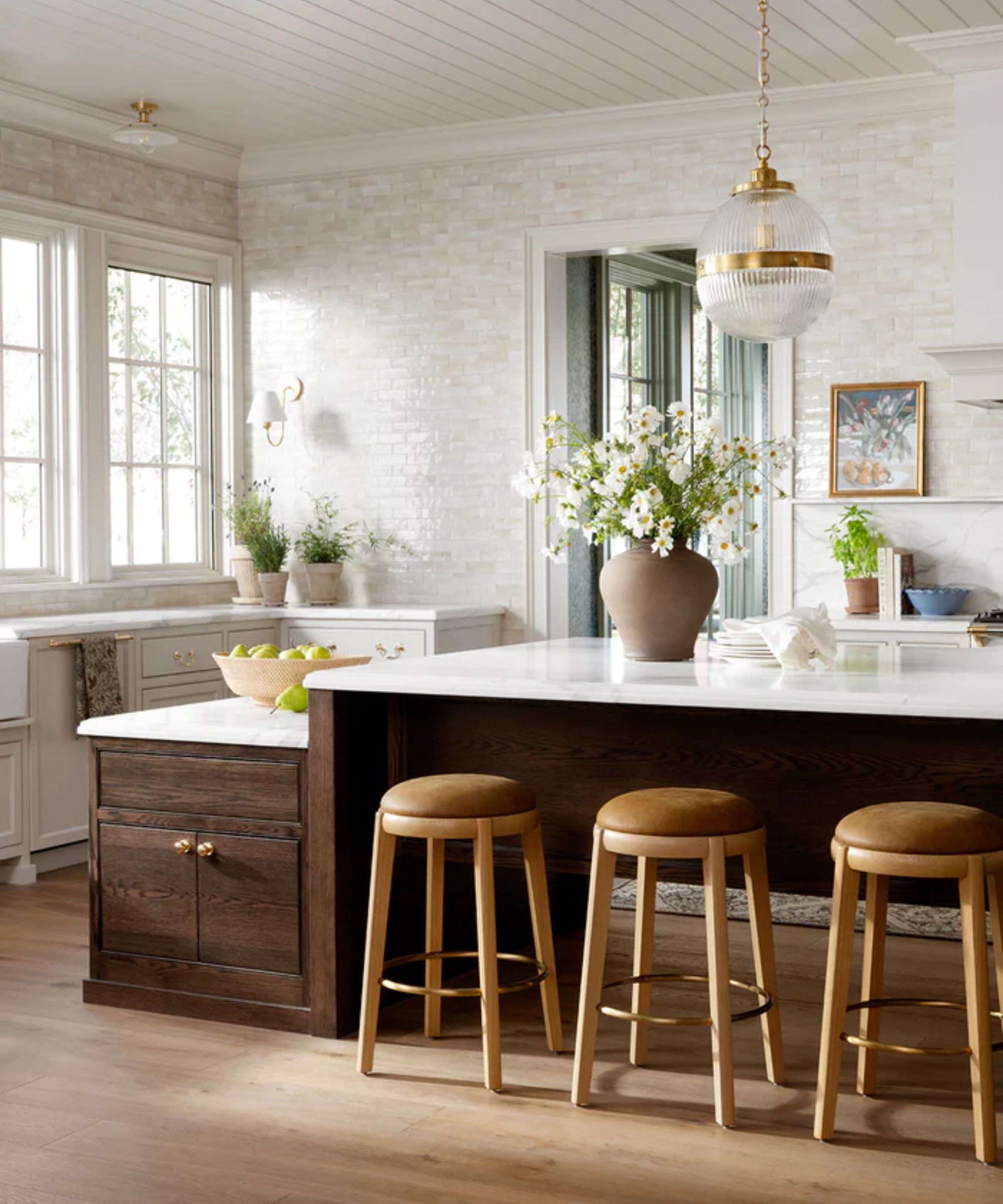 une cuisine intemporelle en bois neutre et sombre avec du carrelage du sol au plafond conçue par Shea McGee et photographiée pour McGee &amp; Collection Co printemps 2026