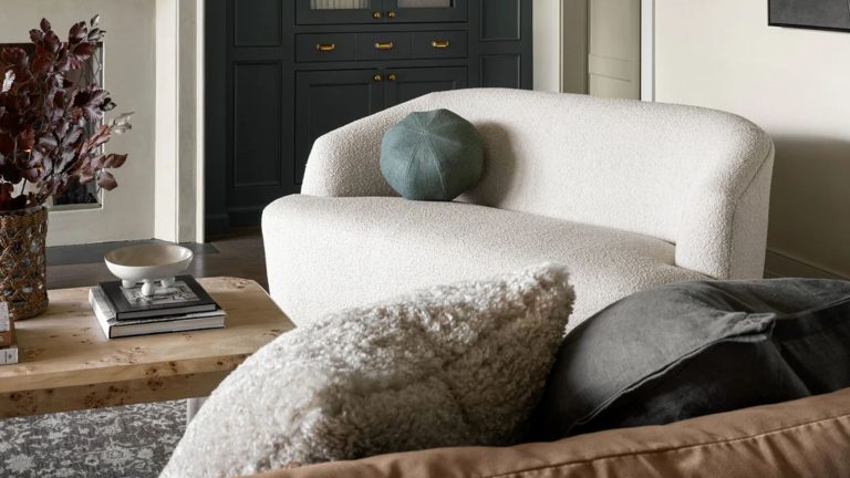 Un canapé de taille standard ne fonctionne jamais dans mon petit salon – mais j'ai découvert le « canapé » pour petit espace qui résout enfin le problème