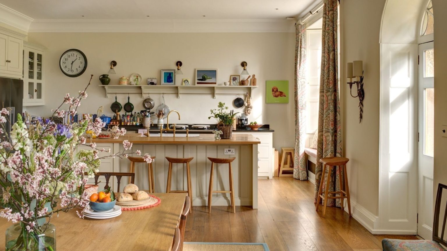 3 restes de cuisine qui peuvent aider à empêcher les parasites estivaux d’envahir votre maison An open planned country kitchen diner wooden floors, counters and open shelving