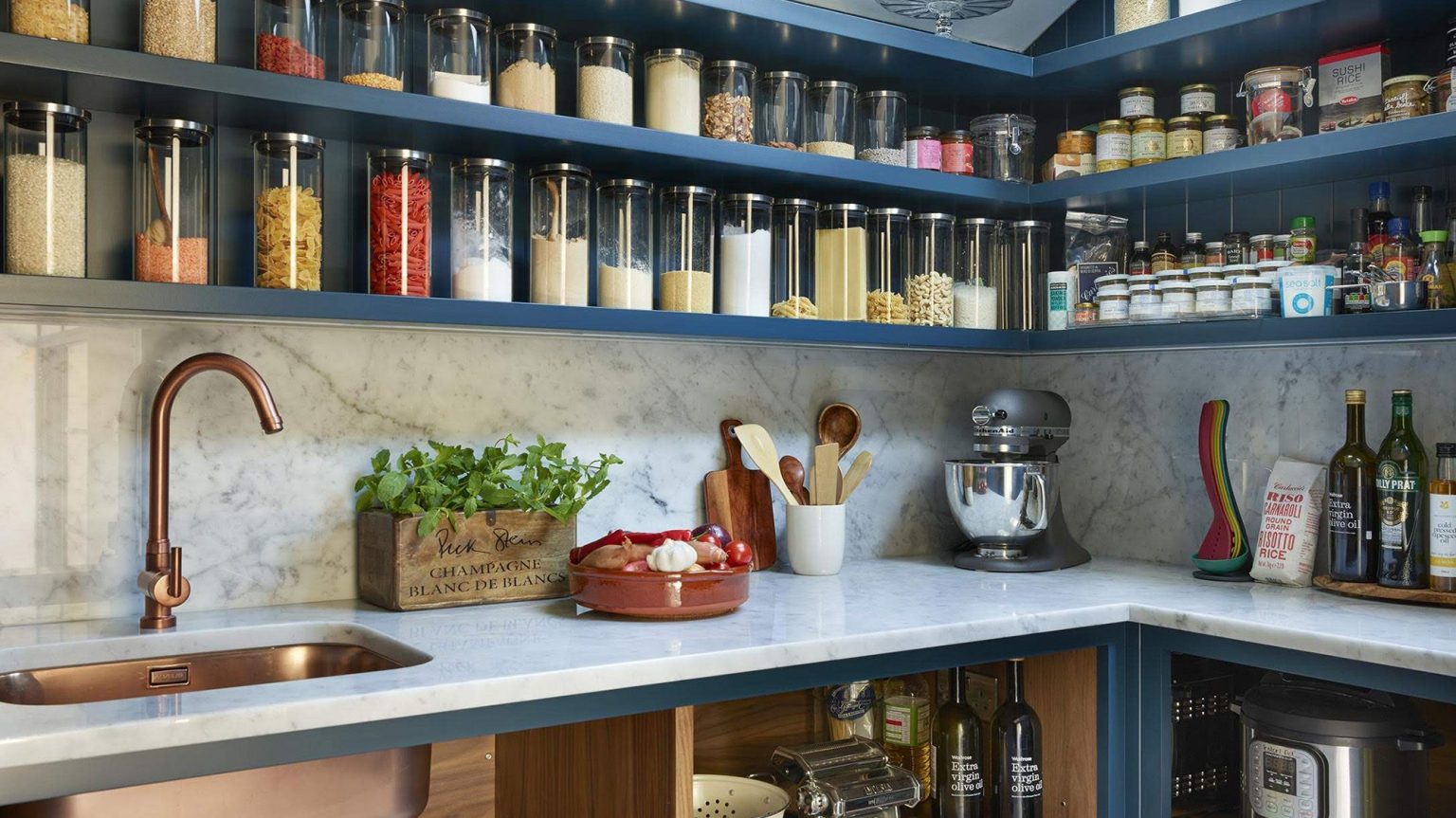 L’édition très britannique : faites de l’organisation et du rangement intelligent les pierres angulaires de votre maison, et tout le reste se met naturellement en place Pantry staples - a stocked walk in pantry