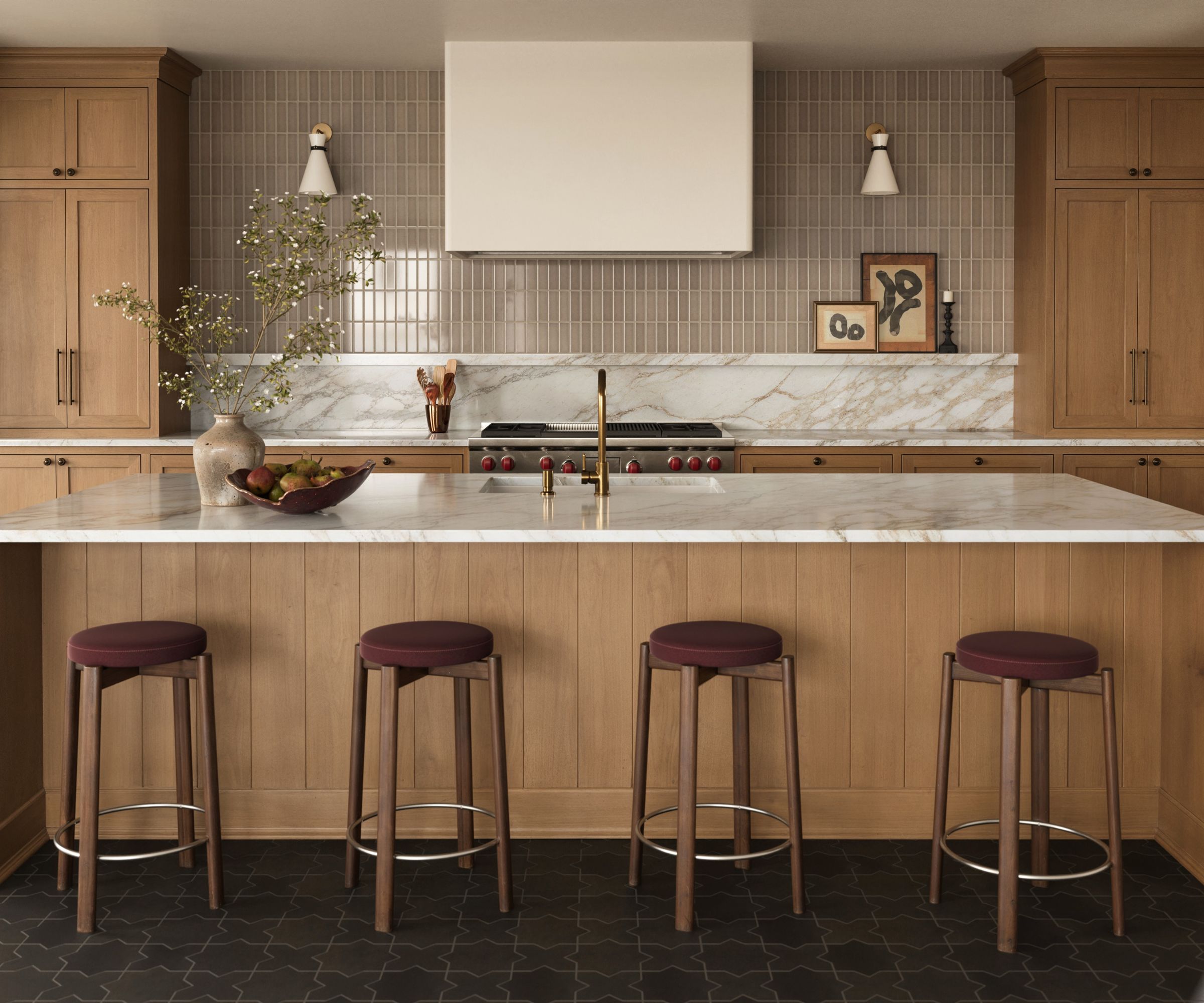 Une cuisine en bois avec des comptoirs en marbre et un dosseret en matériaux mixtes, moitié marbre et moitié carrelage neutre chaud