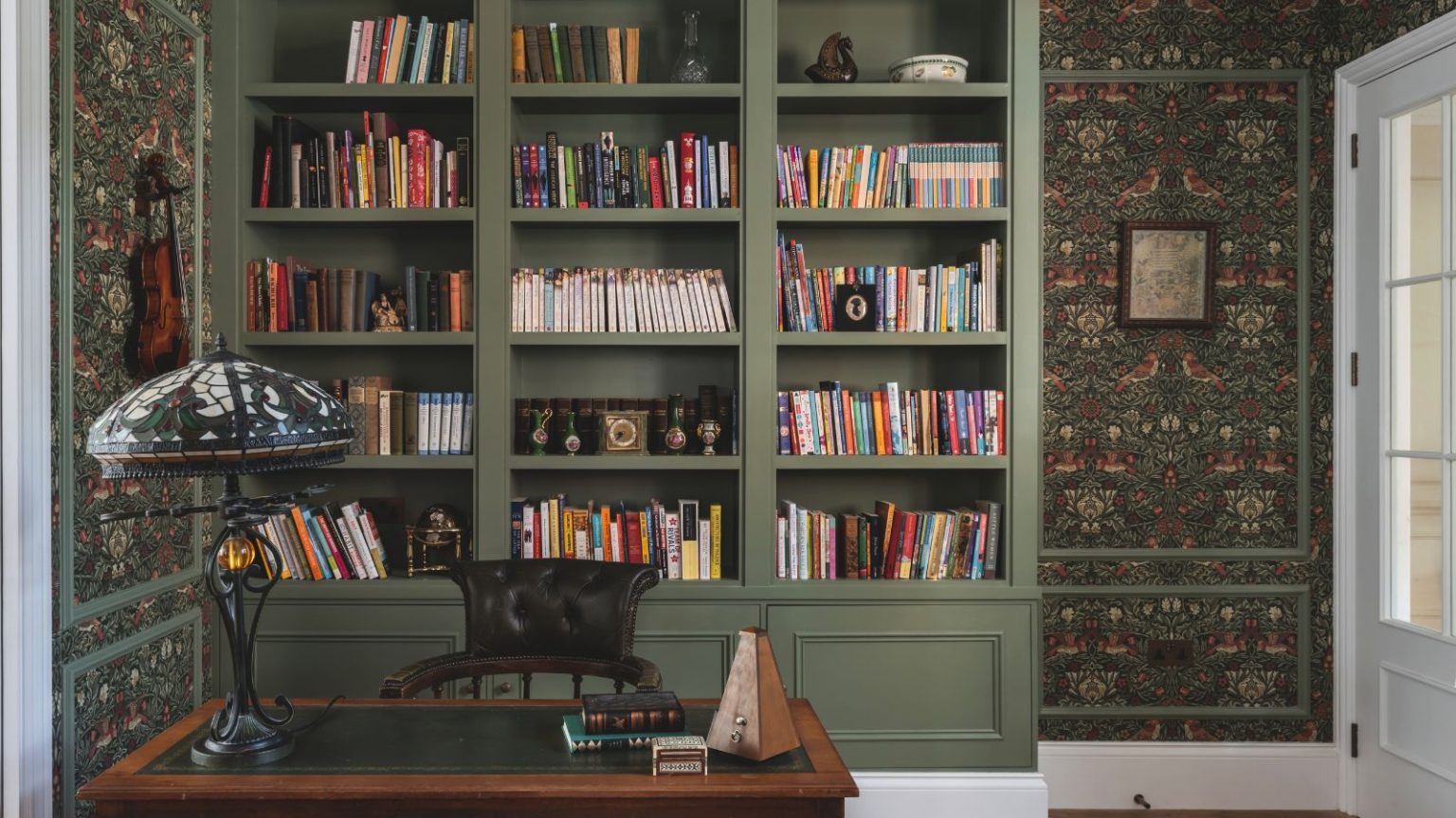 Je garde enfin ma maison bien rangée avec facilité grâce à la méthode d’organisation « Parcours complet » – C’est simple, rapide et efficace A dark green built-in shelving in a home office.