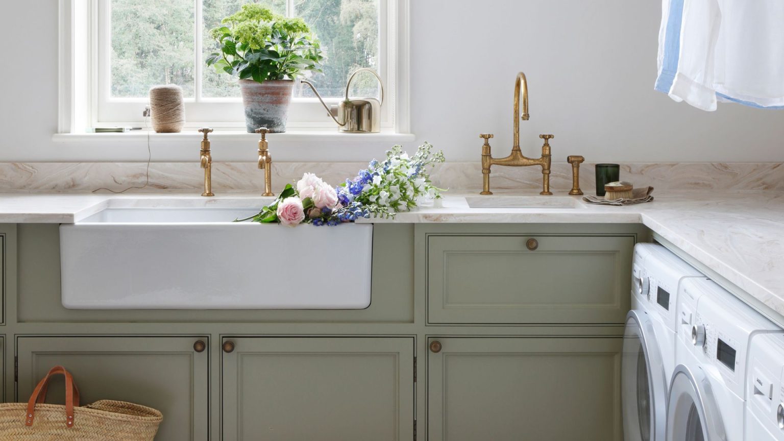 Cette erreur de lessive entraîne une usure rapide de vos vêtements – Les professionnels du nettoyage révèlent la solution facile green laundry room with sinks and cabinetry