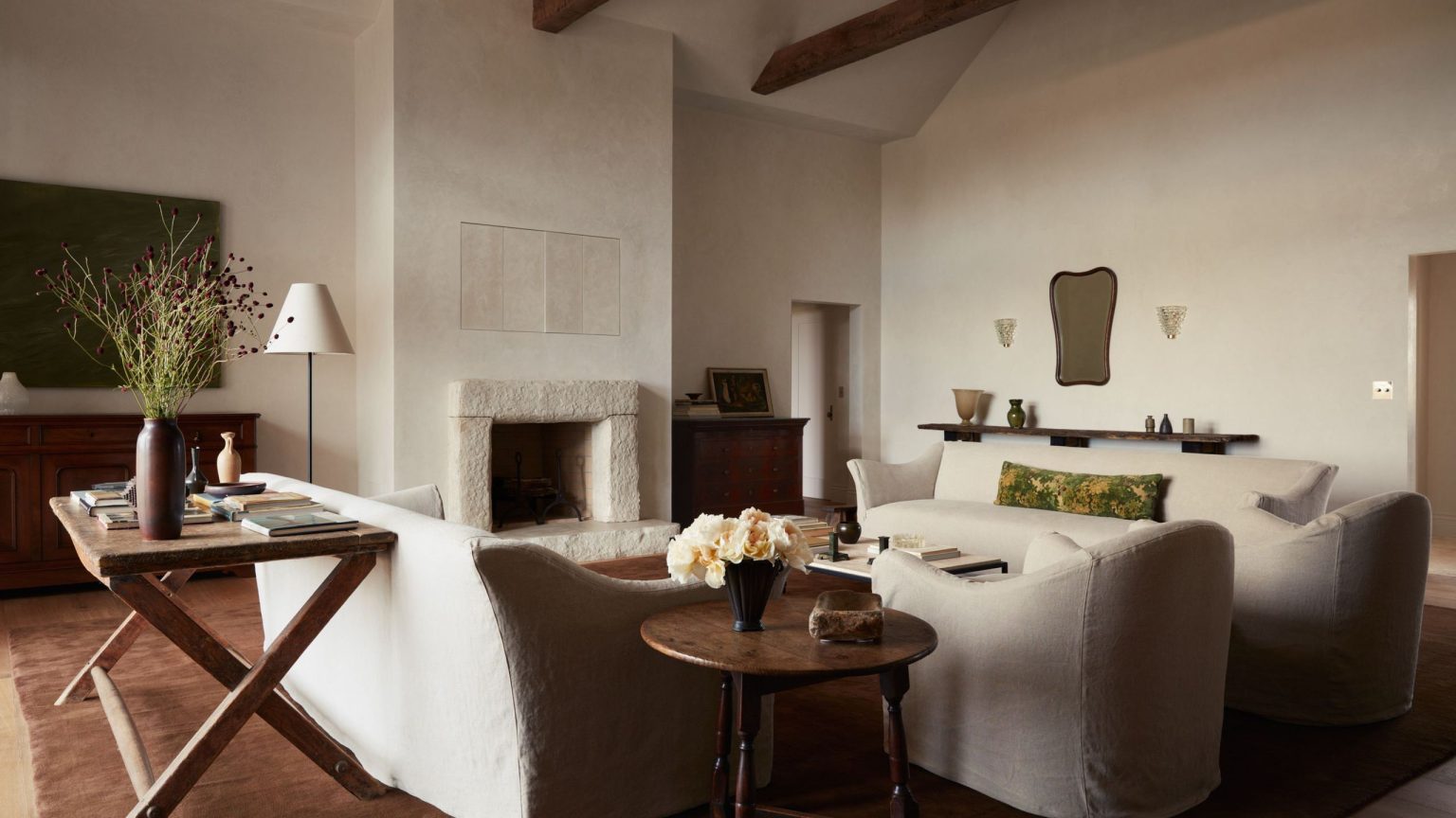 Vous ne devineriez jamais que ce cottage fantaisiste de l’Oregon était autrefois une maison froide et sans caractère construite en 2010 neutral living room with off-white sofas around a stone fireplace
