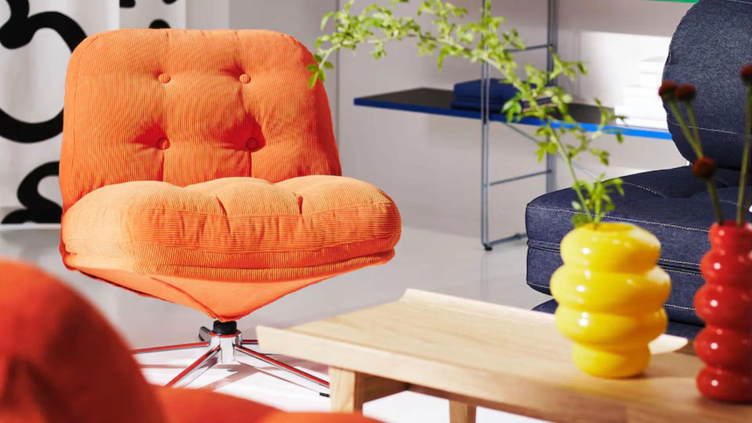IKEA nous fait voyager dans le temps avec son emblématique « fauteuil anti-stress » de 1967 – un classique rétro et l’une des « plus grandes réussites » de la marque DYVLINGE Swivel chair