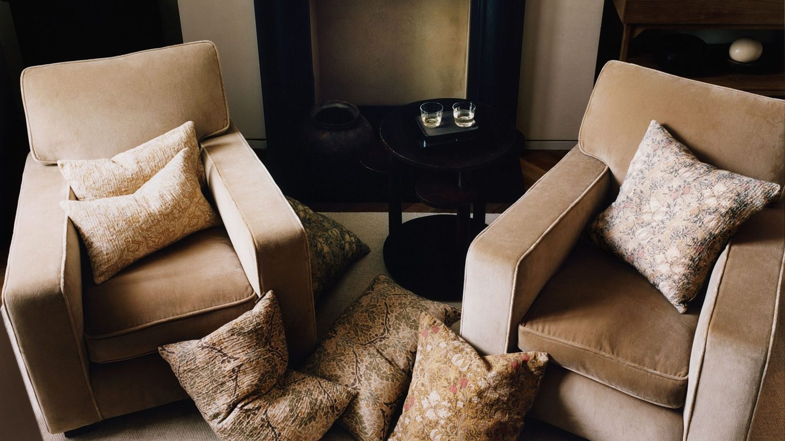Zara Home vient de collaborer avec une icône historique du design britannique – et c'est la réponse de 2026 aux fleurs fraîches mais fantaisistes