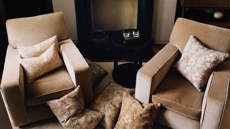 Zara Home vient de collaborer avec une icône historique du design britannique – et c'est la réponse de 2026 aux fleurs fraîches mais fantaisistes