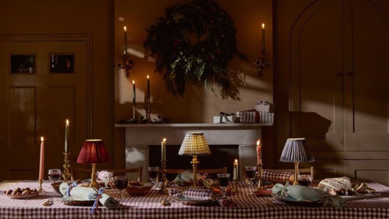 Bye-Bye Tapers : pourquoi les designers remplacent les bougies par des lampes portables sur leurs tables de fêtes cette année