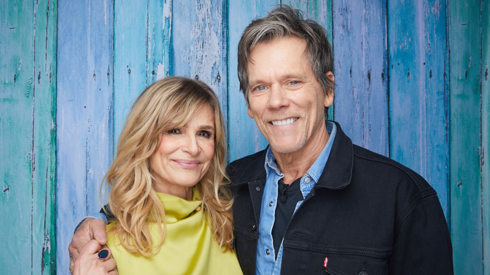 Kyra Sedgwick et Kevin Bacon sur fond bleu