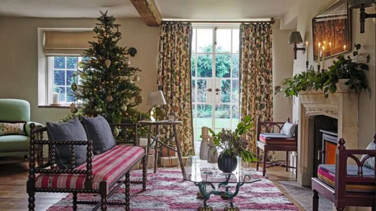 Il y a une guirlande en bois cachée à 4,99 $ chez ALDI qui ajoutera instantanément un charme rustique à votre décor de vacances Christmas living room in country cottage